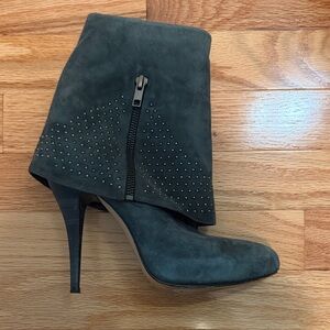 Rebeca Sanver Elegant Gray Suede Ankle Boots
